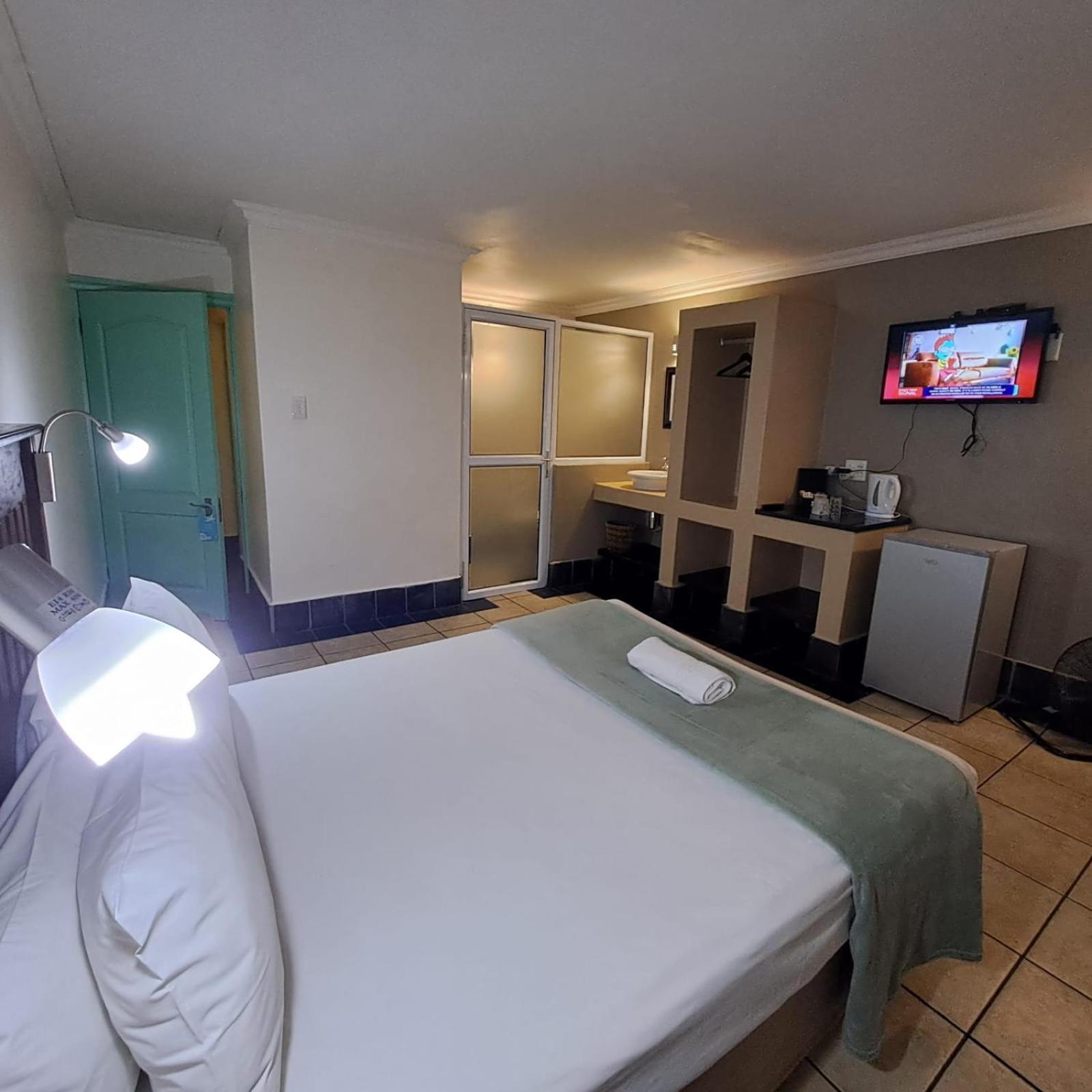 Green Door Guesthouse Mosselbaai Kamer foto