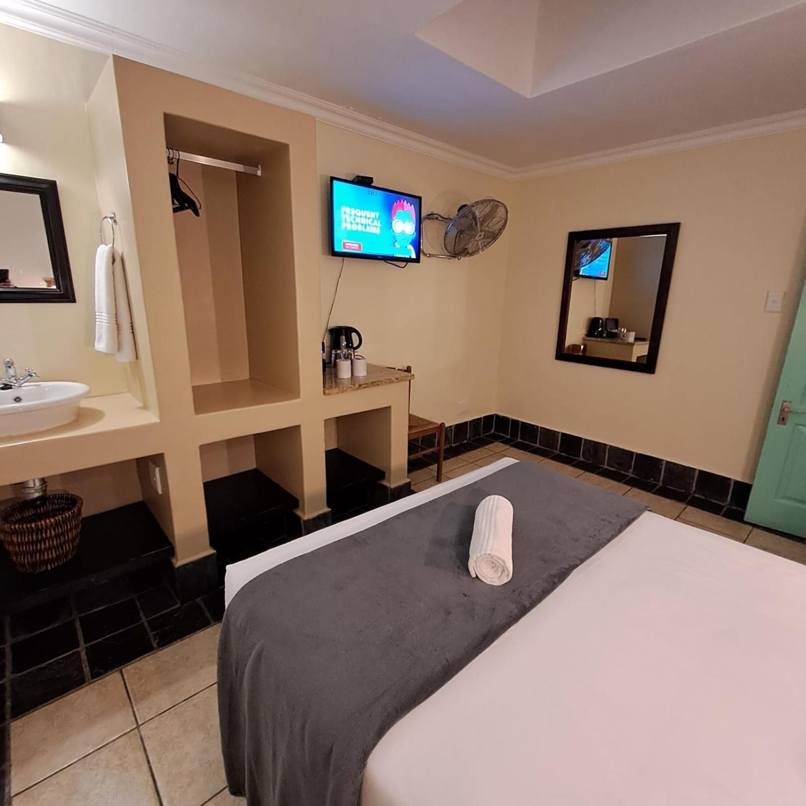 Green Door Guesthouse Mosselbaai Kamer foto